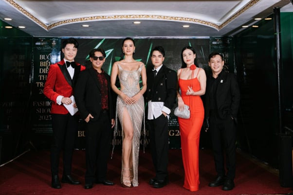 Ông Lê Anh Minh – Trưởng đại diện Viện hoa hậu người mẫu Việt Nam dự Fashion Show 2023 cùng Hương Ly - Á hậu Miss Universe Việt Nam