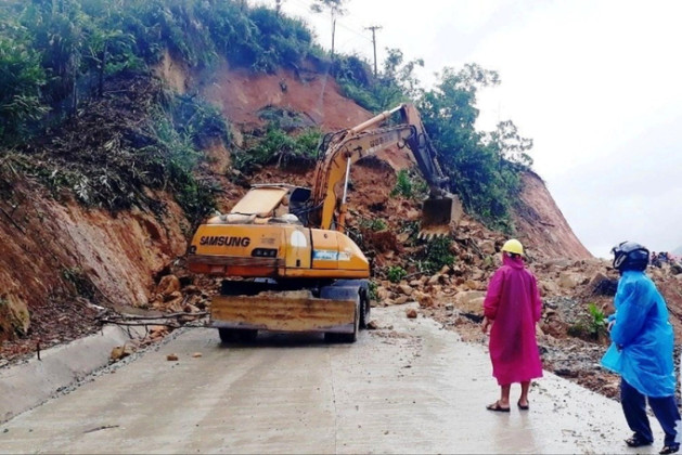 Quảng Ngãi: Khắc phục hậu quả thiên tai, bảo đảm giao thông trên các tuyến đường tỉnh