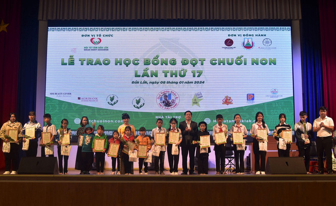 Đắk Lắk: Trao tặng học bổng cho 121 học sinh hiếu học