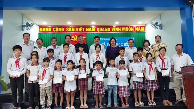 Trà Vinh: Trao tặng học bổng cho học sinh có hoàn cảnh khó khăn