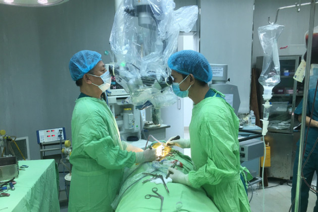 Đắk Lắk: Phẫu thuật cột sống cổ lối trước, thay đĩa đệm nhân tạo giúp bệnh nhân thoát khỏi nguy cơ liệt