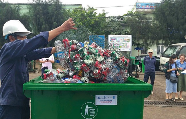 Bình Định: Doanh nghiệp hỗ trợ mô hình thu gom rác thải tàu cá