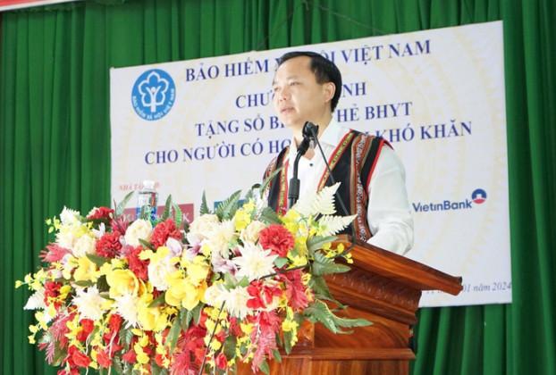 Tặng sổ BHXH và thẻ BHYT cho người dân khó khăn tại tỉnh Đắk Lắk