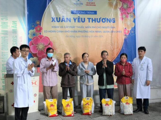 Bệnh viện Hoàn Mỹ Đà Nẵng khám bệnh, phát thuốc miễn phí và trao quà tết đến người nghèo