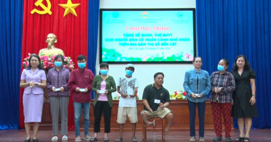 Bình Dương: Tặng sổ BHXH và thẻ BHYT cho người dân có hoàn cảnh khó khăn