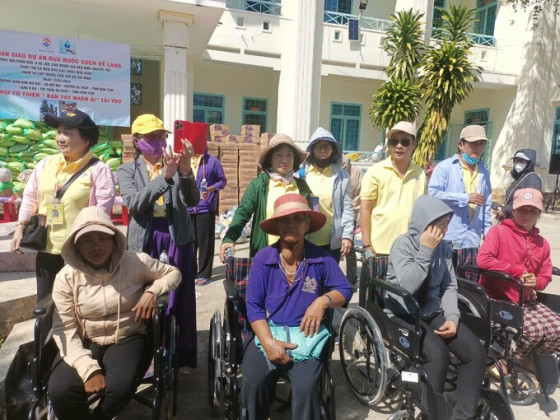 Hội Chữ thập đỏ tỉnh Kon Tum tặng quà cho hộ nghèo hộ có hoàn cảnh khó khăn tại huyện Sa Thầy