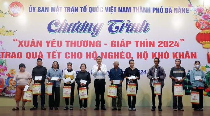 TP. Đà Nẵng trao tặng 18.417 suất quà Tết cho hộ nghèo, hộ có hoàn khó khăn
