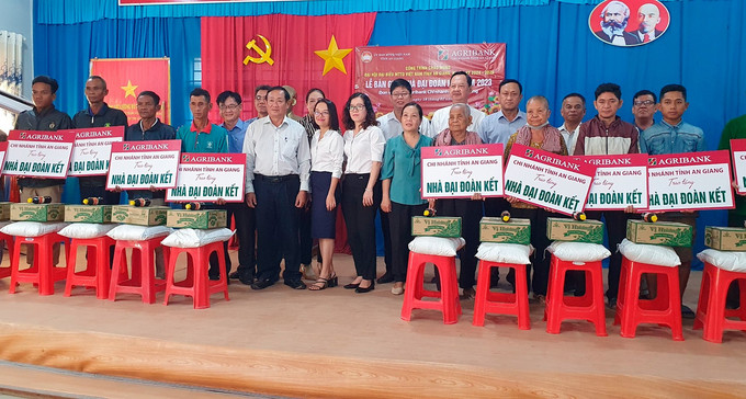 An Giang: Trao tặng 30 căn nhà Đại đoàn kết tại thị xã Tịnh Biên