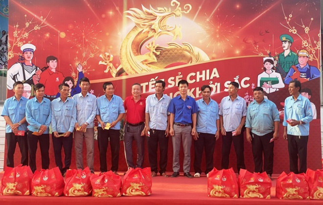 Cà Mau: Trao quà chương trình “Tết sẻ chia, năm rồng khởi sắc"