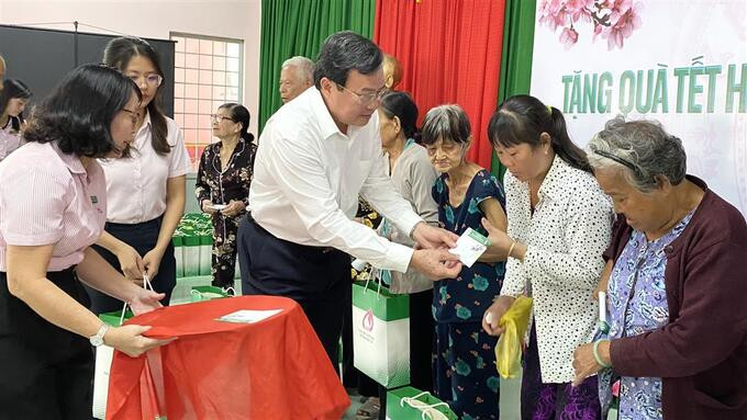 Trà Vinh: Trao tặng quà Tết cho hộ nghèo tại huyện Trà Cú