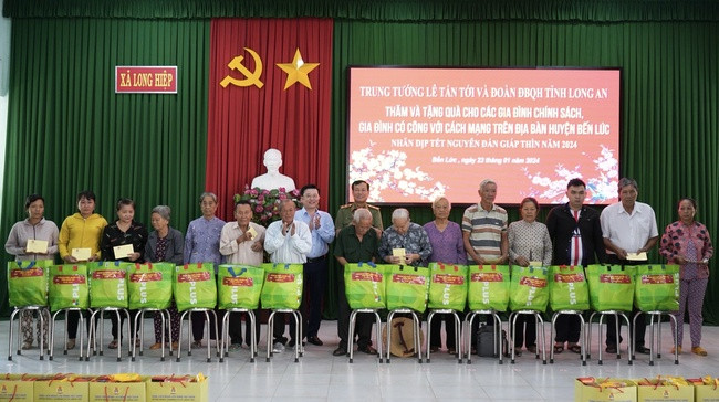 Long An: Trao quà tết cho gia đình chính sách khó khăn tại huyện Bến lức và Tân Trụ