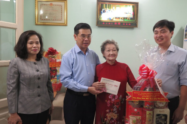 TP. HCM: Thăm, tặng quà Tết cho gia đình chính sách, người cao tuổi và trẻ mồ côi