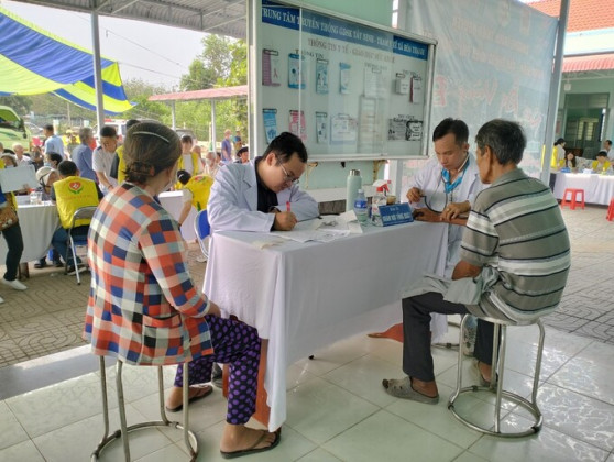 Tây Ninh: Khám bệnh cấp thuốc miễn phí và tặng quà cho 700 người dân khó khăn