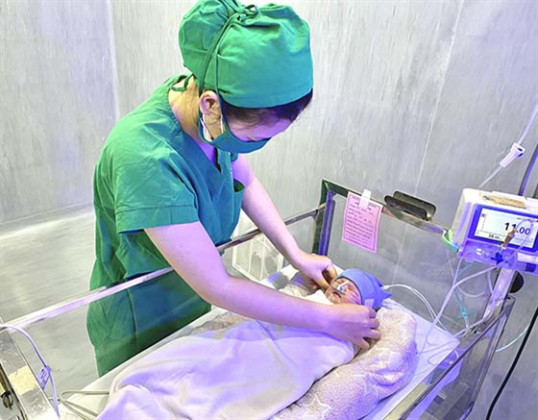 Cần Thơ: Cứu sống mẹ và bé bị sa dây rốn hiếm gặp