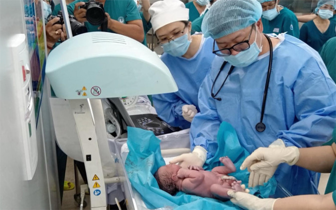 Em bé đầu tiên tại Việt Nam được thông van tim xuyên bào thai chào đời khỏe mạnh