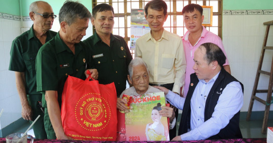 Văn Phòng Đại diện VACHE tại TP. HCM tặng quà cho Bà mẹ Việt Nam anh hùng và Cựu chiến binh khó khăn dịp Tết Giáp Thìn 2024