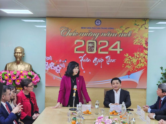 Bộ trưởng Bộ Y tế Đào Hồng Lan thăm hỏi và động viên các y bác sĩ và cán bộ Bệnh viện Phụ sản Trung ương