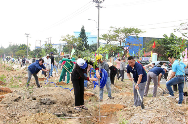Liên đoàn Lao động TP. Đà Nẵng trồng 1.000 cây xanh tại khu công nghiệp Hòa Khánh