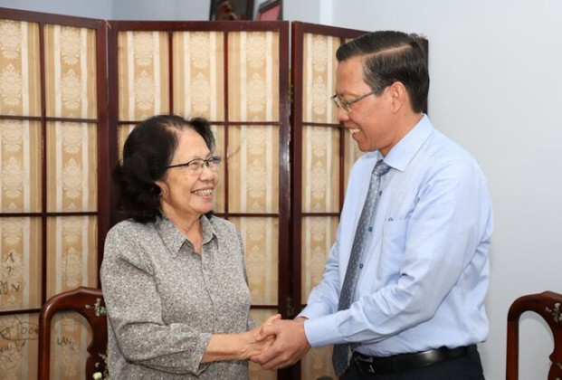 TP. HCM: Thăm và chúc mừng cán bộ lão thành ngành y tế nhân kỷ niệm 69 năm Ngày Thầy thuốc Việt Nam
