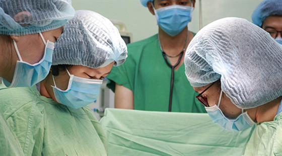 Cần Thơ: Phẫu thuật bóc tách thành công khối u xơ tử cung khổng lồ