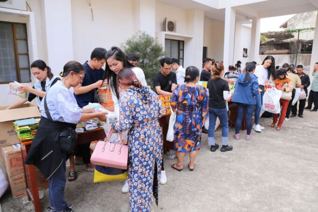 Đắk Lắk: Tặng quà cho gia đình nghèo và trẻ bị ảnh hưởng bởi HIV/AIDS