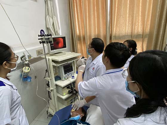 Cần Thơ: Nội soi gắp mảnh xương dài trong phế quản bệnh nhân 71 tuổi