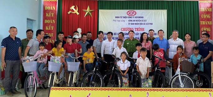 Đắk Nông: Trao tặng quà và bò giống sinh sản hỗ trợ các hộ nghèo trong xây dựng nông thôn mới