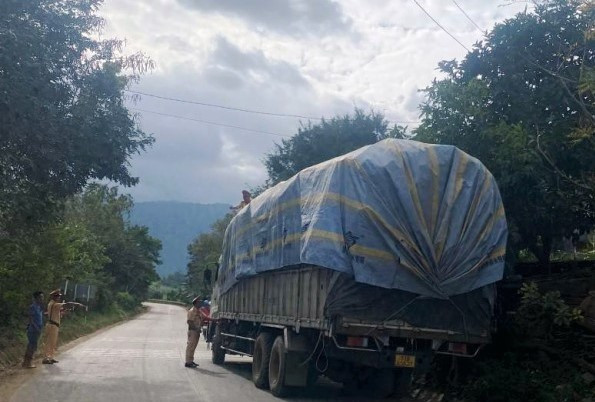 Đắk Lắk: Tăng cường xử lý các hành vi vi phạm về nồng độ cồn, chở hàng quá khổ, quả tải, cơi nới thùng xe