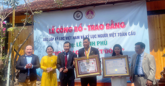 Nghệ nhân Lê Đình Phú xác lập 2 kỷ lục với tác phẩm ‘Hoàng Long xuất động’