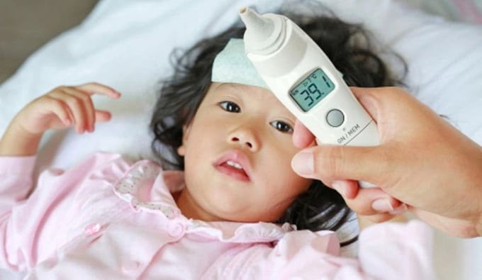 Chăm sóc trẻ sốt siêu vi tại nhà