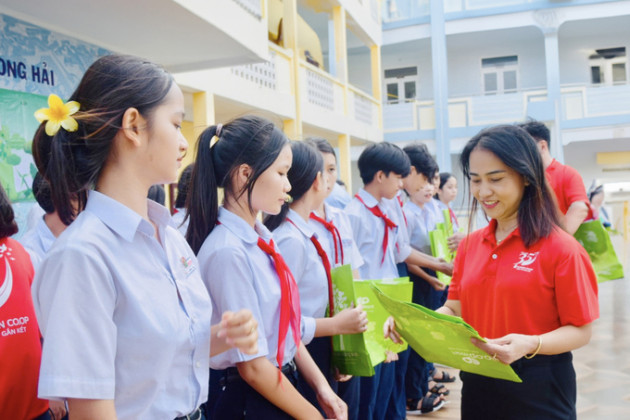 Bình Thuận: Trao tặng túi thân thiện môi trường cho các em học sinh huyện đảo Phú Quý