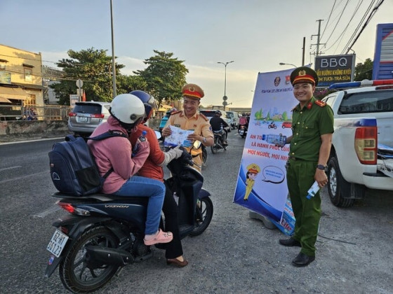 Lực lượng cảnh sát giao thông miệt mài đảm bảo trật tự an toàn giao thông dưới cái nắng gay gắt dịp lễ 30/4 - 1/5