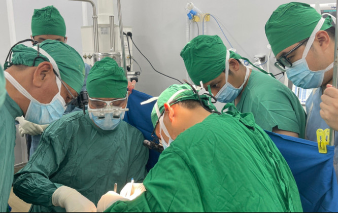 Bác sĩ TP.HCM phẫu thuật bệnh nhân xương khớp tỉnh Khánh Hòa