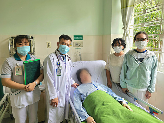 Cần Thơ: Phẫu thuật bắc cầu mạch vành không chạy máy tim phổi nhân tạo cứu sống cụ bà 75 tuổi