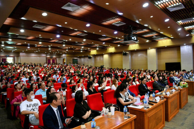 Các chuyên gia trình bày tham luận tại hội thảo: “Giải mã nhằm tối ưu hoá ứng dụng của peptides và các yếu tố tăng trưởng”