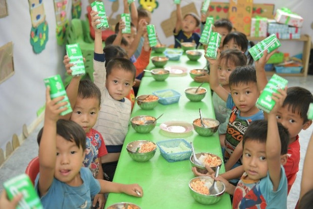 Vinamilk &amp; Quỹ Sữa Vươn Cao Việt Nam năm thứ 17: Thêm nhiều bữa ăn có sữa cho trẻ em