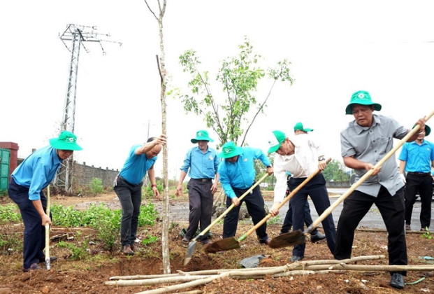 Đắk Lắk: Trồng cây xanh kỷ niệm 134 năm Ngày sinh Chủ tịch Hồ Chí Minh