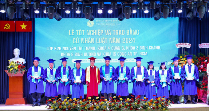 Trường Đại học Luật TP.HCM trao bằng cử nhân luật cho 263 học viên hệ vừa làm vừa học