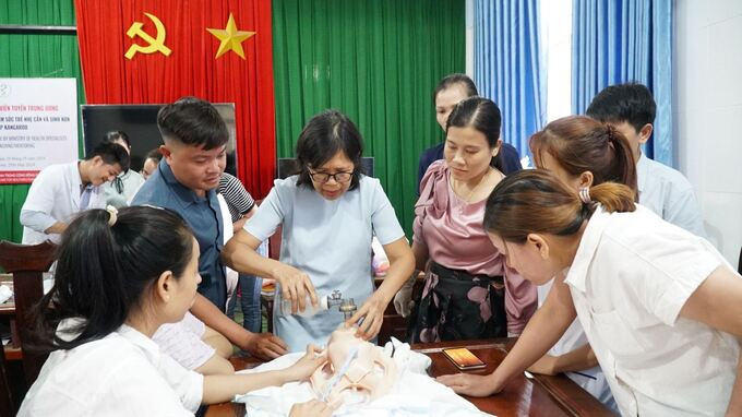 Đắk Lắk: Giám sát hỗ trợ về việc triển khai và thực hành chăm sóc trẻ nhẹ cân và sinh non bằng phương pháp Kangaroo