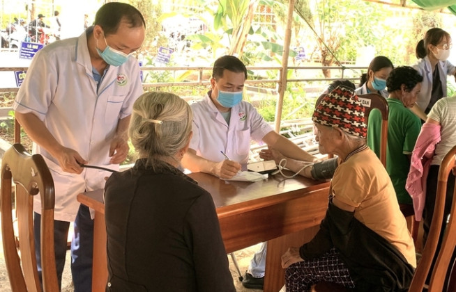 Gia Lai: Khám bệnh, phát thuốc và tặng quà cho người dân