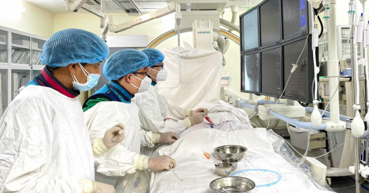 Người đàn ông bị đột quỵ khi giác hơi trị liệu tại nhà