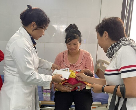Thăm, tặng quà cho các bệnh nhi tại Bệnh viện Đa khoa tỉnh Đắk Nông