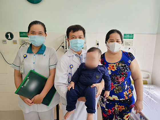 Cần Thơ: Phẫu thuật vá thông liên thất cho bé trai 9 tháng tuổi