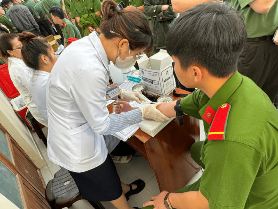Hội Chữ thập đỏ Lâm Đồng phối hợp với Công an tỉnh tổ chức hiến máu tình nguyện