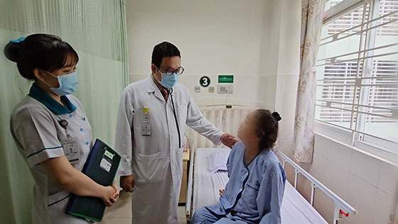 Cần Thơ: Tạo hình đốt sống bằng xi măng sinh học giúp cụ bà 75 tuổi thoát cảnh “liệt giường” do tai nạn sinh hoạt