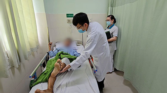 Cần Thơ: Điều trị cho bệnh nhân bị đứt động mạch và tĩnh mạch đùi sau tai nạn với máy cắt