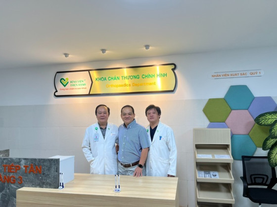 Bác sĩ Bệnh viện Chợ Rẫy hỗ trợ kỹ thuật mổ nội soi khớp vai phức tạp tại Đắk Lắk