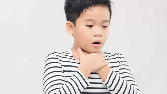 Làm gì khi trẻ bị hóc dị vật?