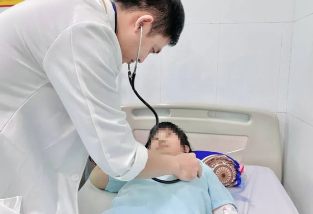 Vĩnh Long: Cấp cứu bé gái 7 tuổi sốc phản vệ sau khi bị ong đốt nguy kịch
