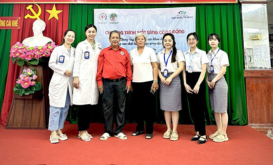 Cần Thơ: Khám bệnh, cấp phát thuốc miễn phí và tặng quà cho người cao tuổi